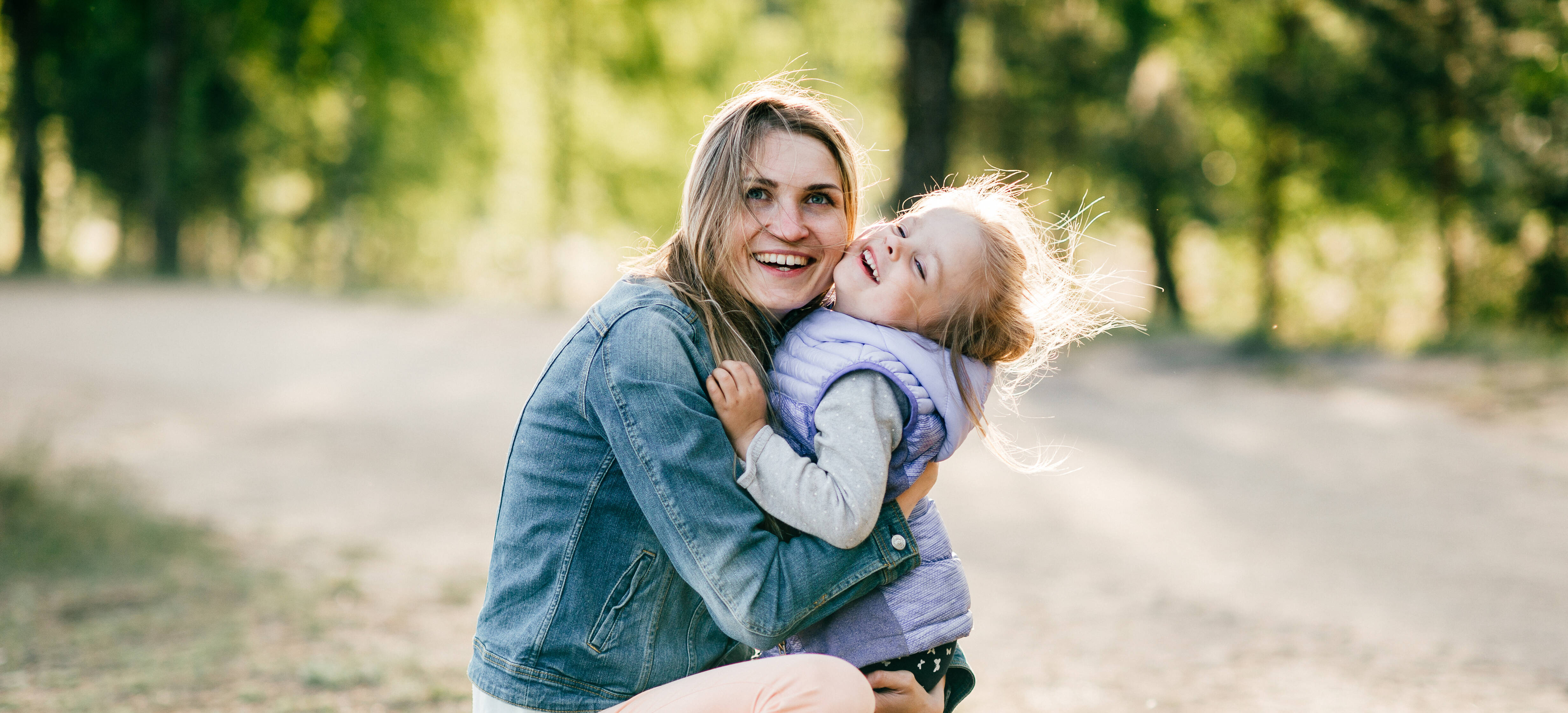 Eine Mutter umarmt liebevoll ihr Kind - Die Initiative 'Stark im Sturm' hilft psychisch und suchtkranken Eltern und ihren Kindern.