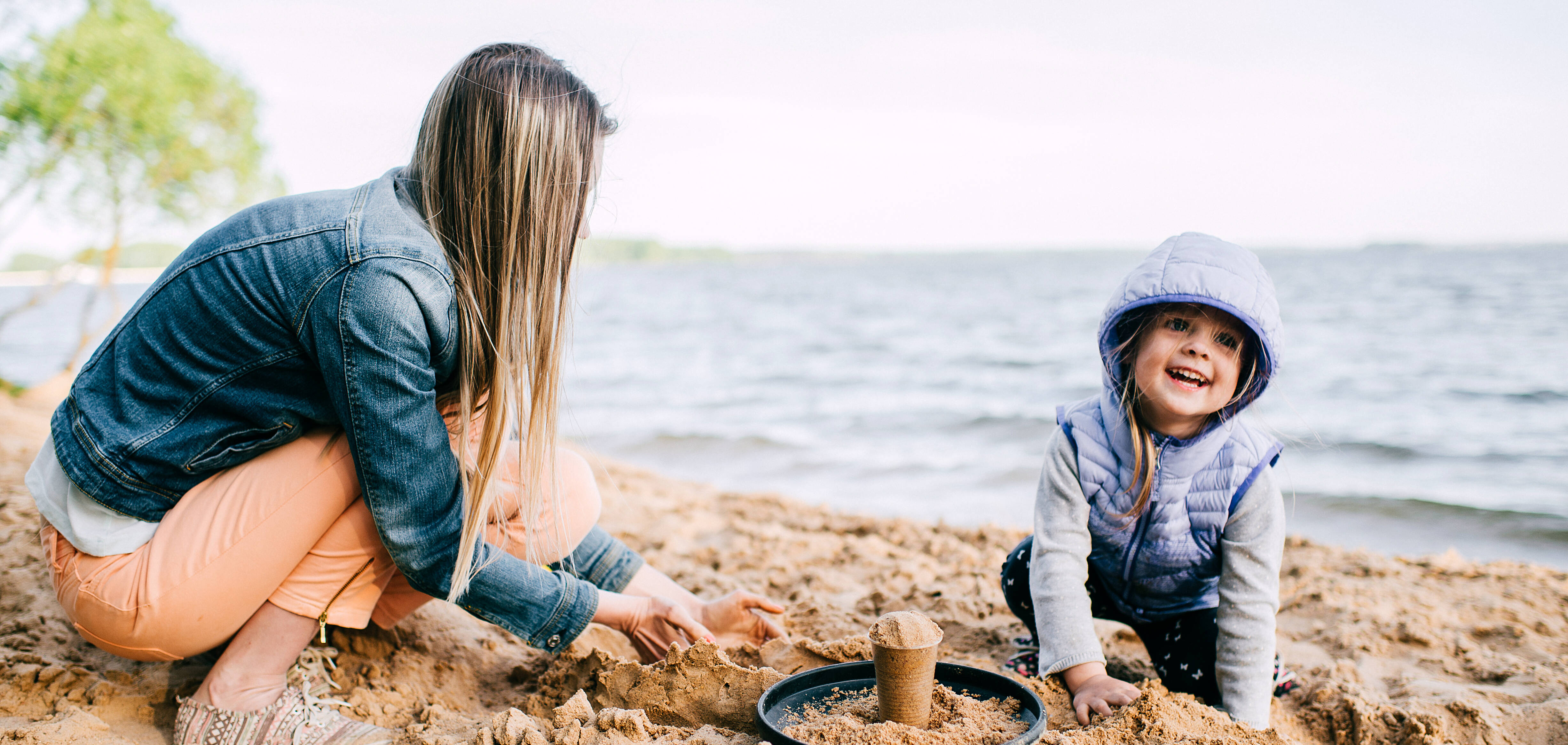 Mutter und Kind spielen im Sand – Hilfe finden für psychisch und suchtkranke Eltern und ihre Kinder