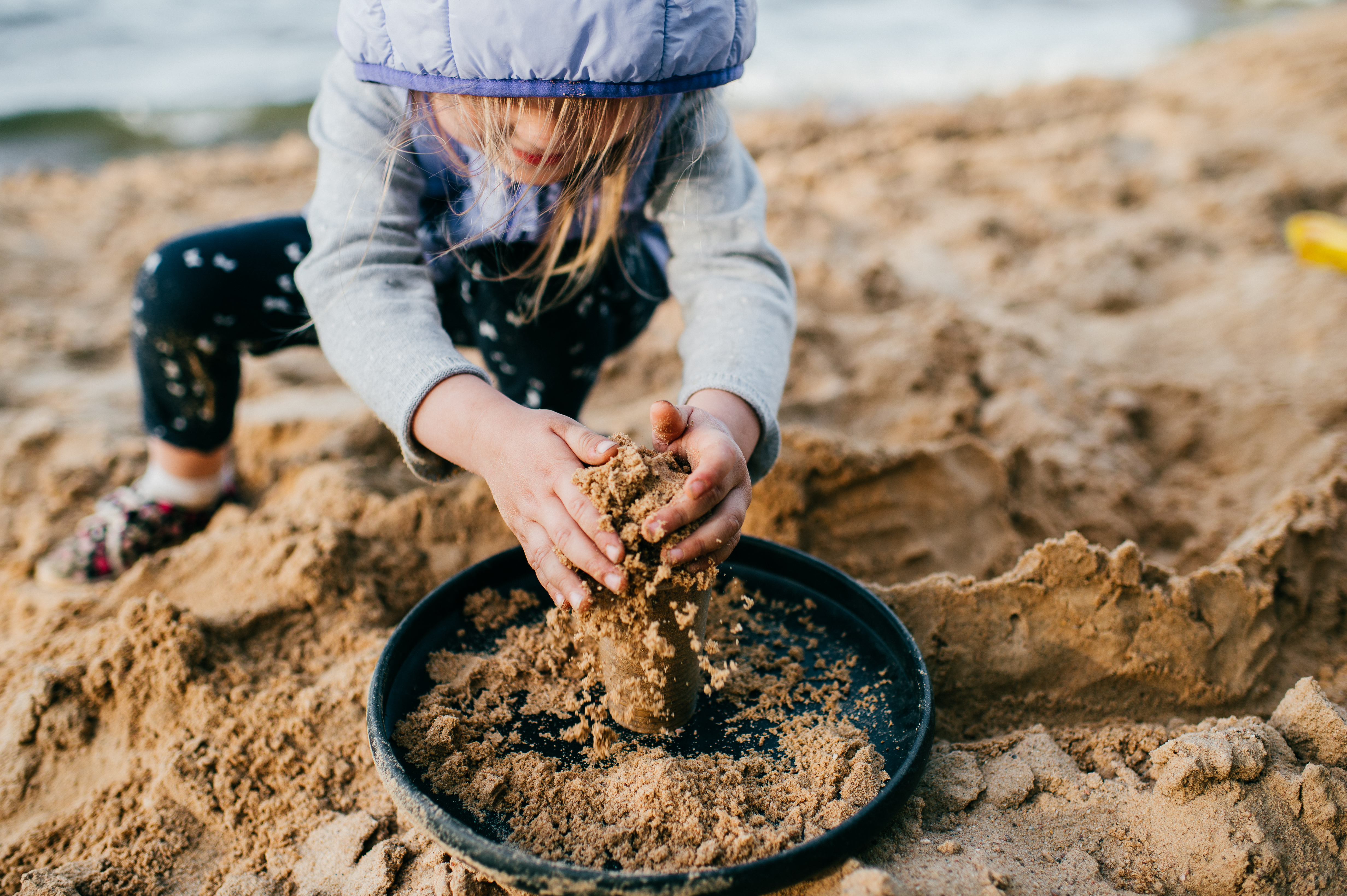 Kind spielt im Sand – weitere hilfreiche Links zum Thema psychisch und suchterkrankte Eltern und ihre Kinder