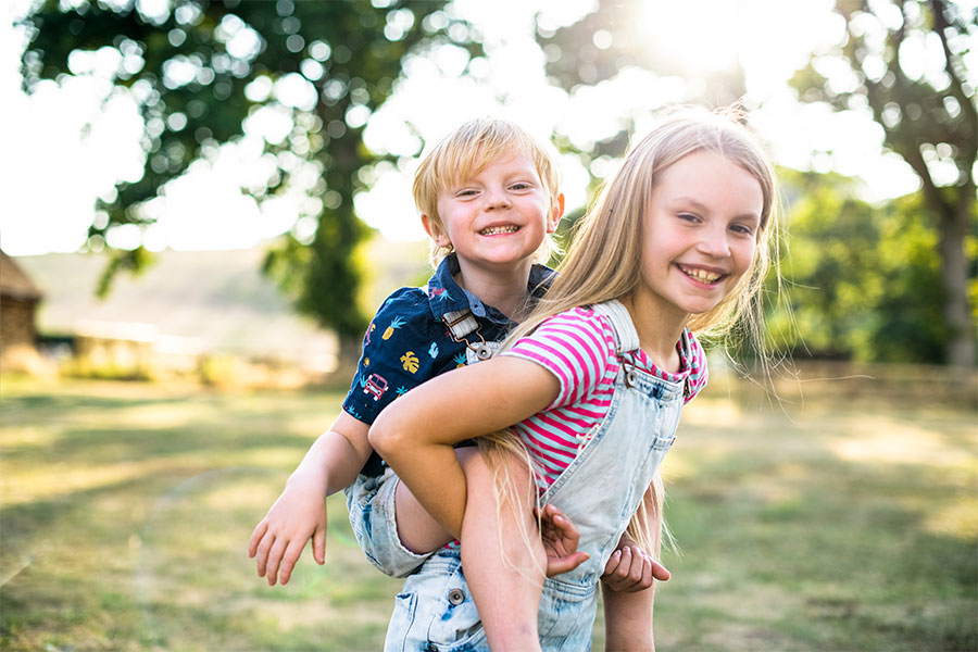 Bruder auf dem Rücken der Schwester - Hilfe für Kinder psychisch und suchtkranker Eltern